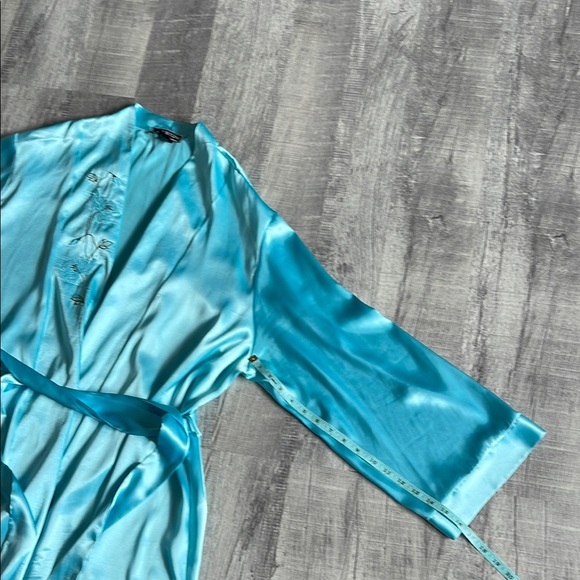 Vintage Halston Silky Blue Robe with Embroidered Detail - Picture 7 of 8